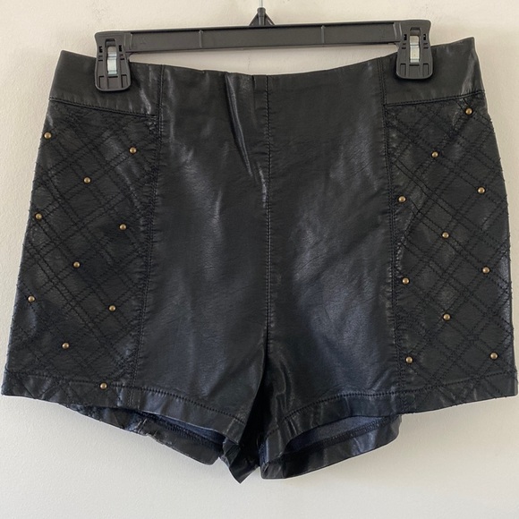 Silence + Noise Faux Black Leather Studded Shorts. Size 10 - Picture 6 of 6